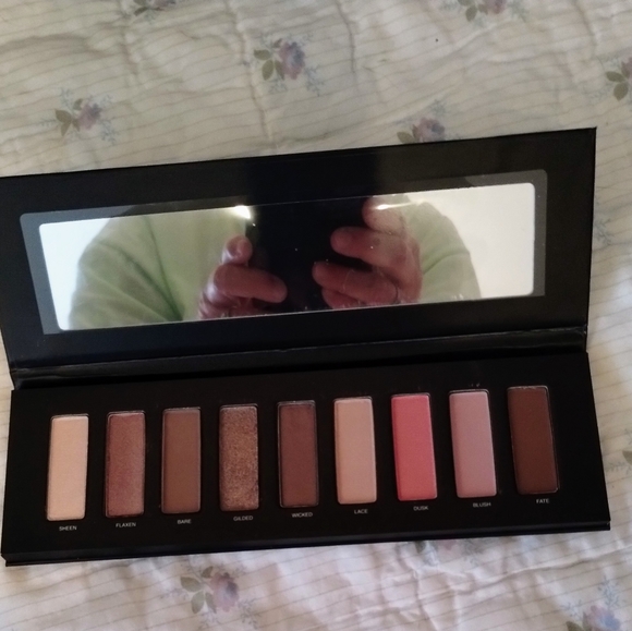 Bundle of 2 Boxycharm eyeshadow palettes - Picture 3 of 3